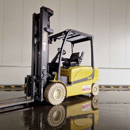 Frontstapler gebraucht: Yale 4-Rad Elektrostapler ERP35VL. Yale ERP35VL. 4-Rad Elektrostapler